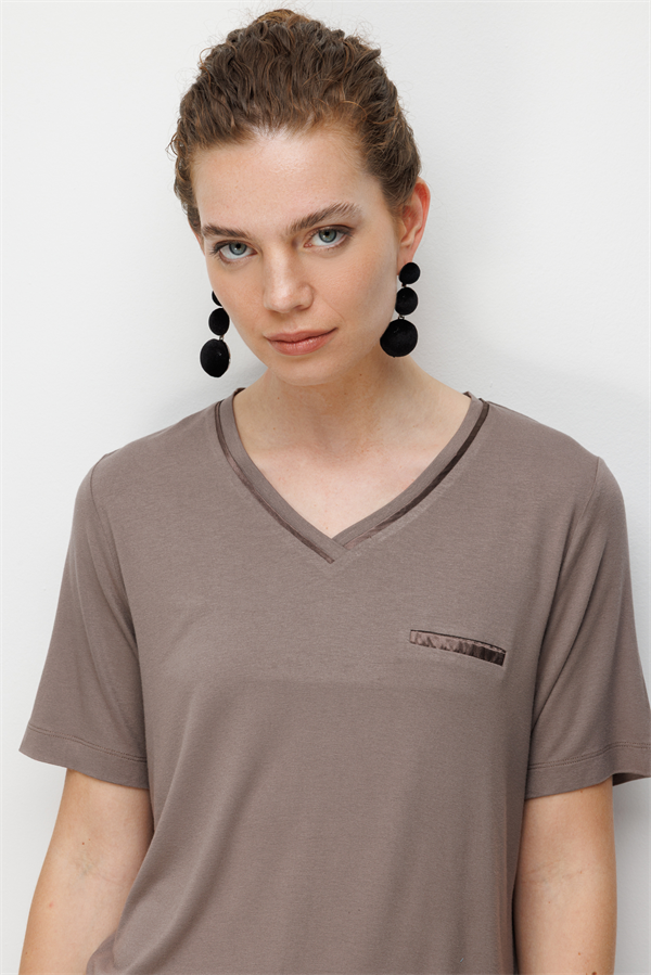 Kadın V Yaka Cebi Saten Şeritli Penye T-shirt Vizon