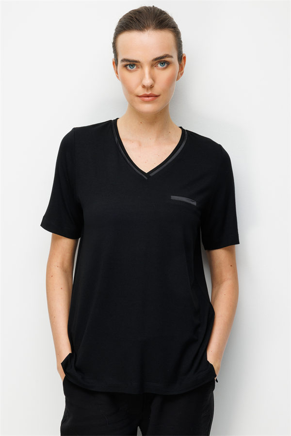 Kadın V Yaka Cebi Saten Şeritli Penye T-shirt Siyah