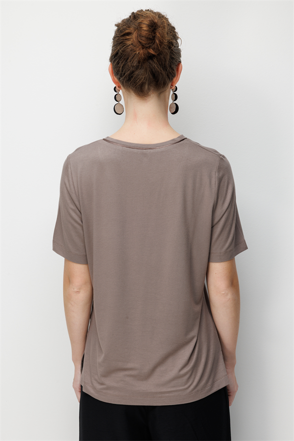 Kadın V Yaka Cebi Saten Şeritli Penye T-shirt Vizon
