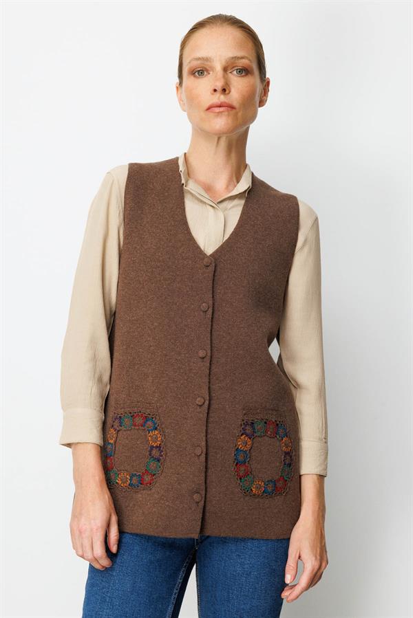 Kadın V Yaka Cebi Tığlamalı Yün Yelek D.Kahve