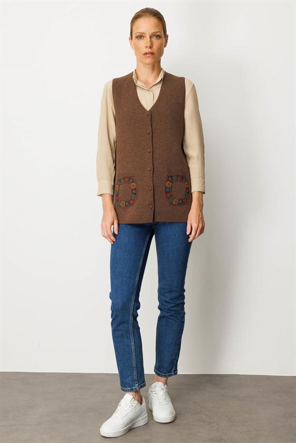 Kadın V Yaka Cebi Tığlamalı Yün Yelek D.Kahve