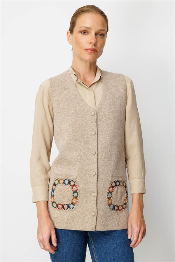 Kadın V Yaka Cebi Tığlamalı Yün Yelek K.Bej