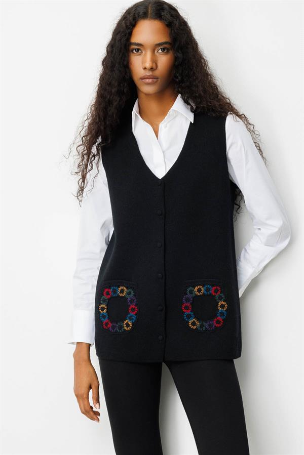 Kadın V Yaka Cebi Tığlamalı Yün Yelek Siyah