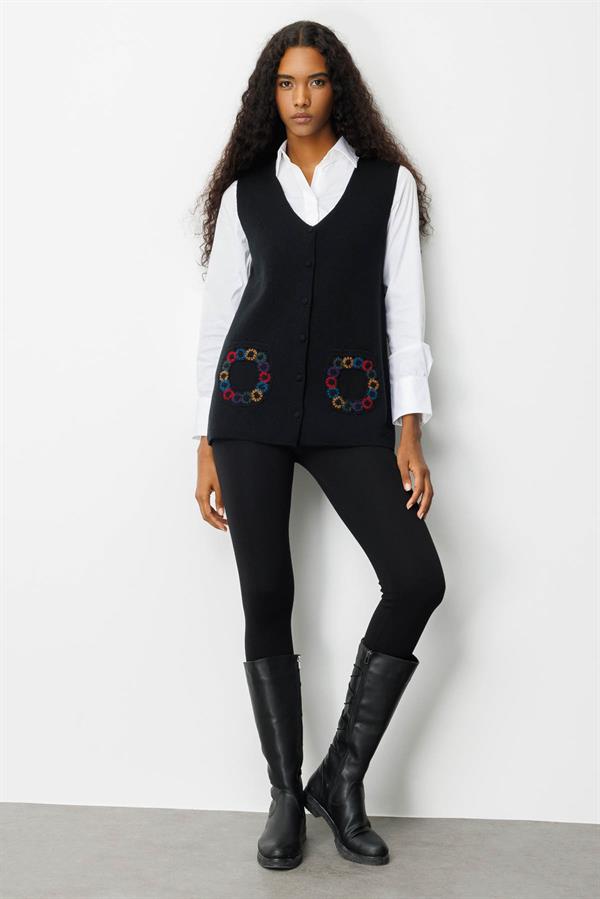 Kadın V Yaka Cebi Tığlamalı Yün Yelek Siyah