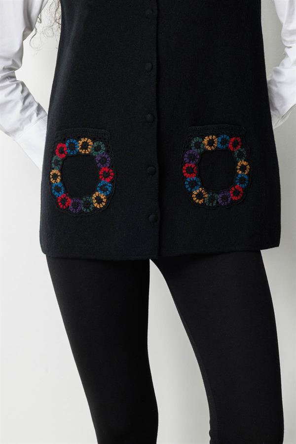 Kadın V Yaka Cebi Tığlamalı Yün Yelek Siyah