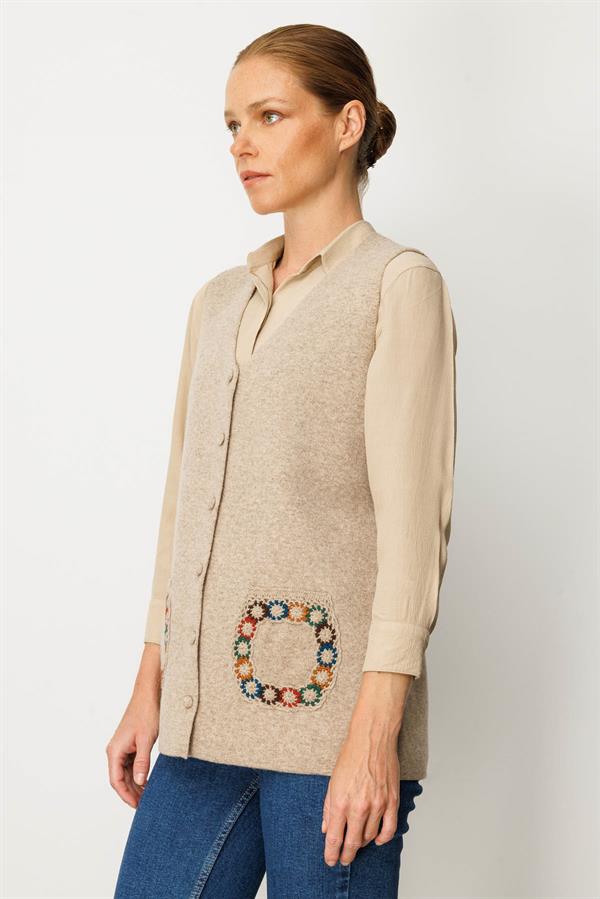 Kadın V Yaka Cebi Tığlamalı Yün Yelek K.Bej