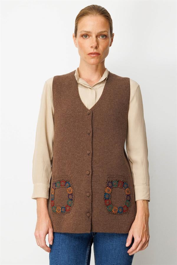 Kadın V Yaka Cebi Tığlamalı Yün Yelek D.Kahve