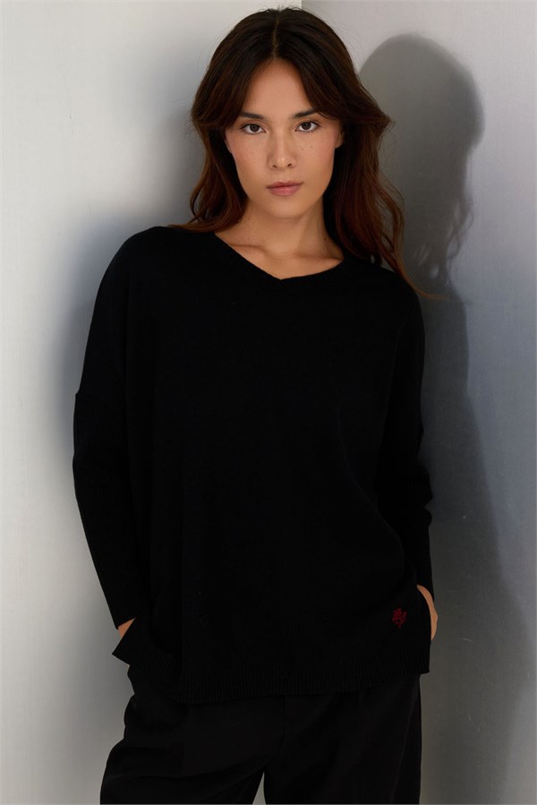 Kadın V Yaka Yırtmaçlı Yün Kazak Siyah