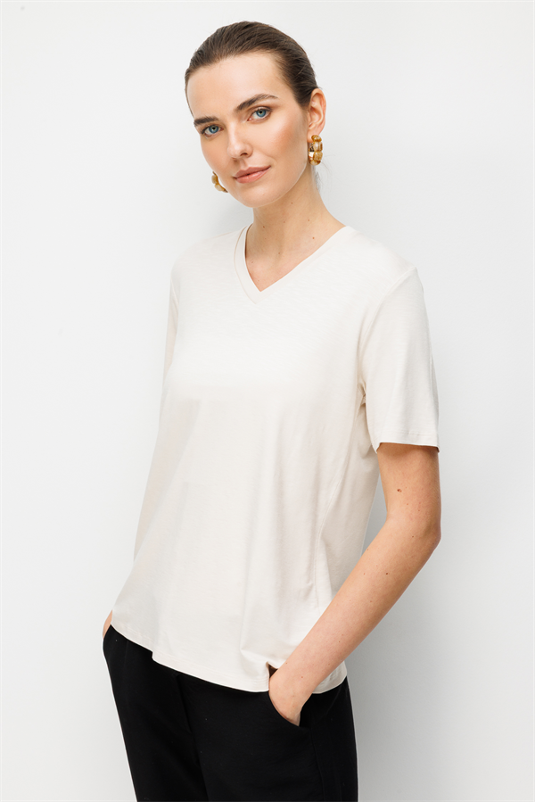 Kadın V Yaka Flamlı Kumaş Basic Tshirt Bej