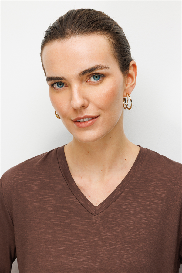 Kadın V Yaka Flamlı Kumaş Basic Tshirt K.Kahve