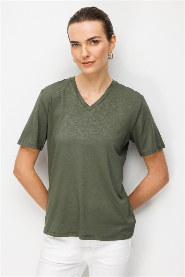 Женская базовая футболка с v-образным вырезом