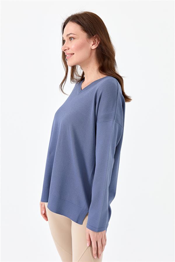 Женская трикотажная тонкая блуза с V-образным вырезом цвета индиго