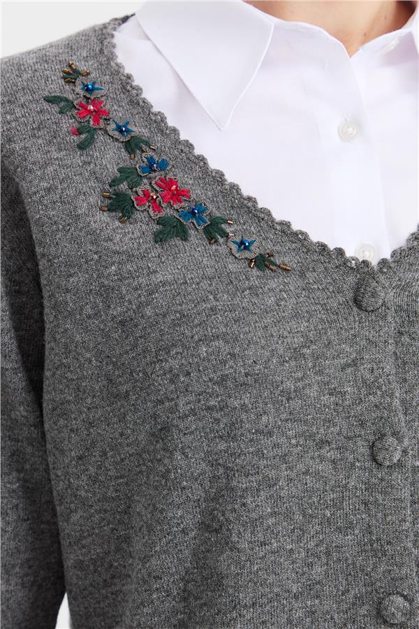 Женская шерстяная куртка с v-образным вырезом и кружевной вышивкой