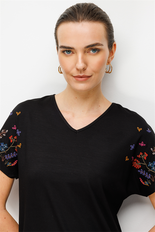 Kadın V Yaka Nakış İşlemeli Düşük Kollu Penye T-shirt Siyah