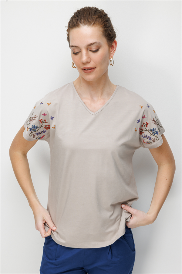 Kadın V Yaka Nakış İşlemeli Düşük Kollu Penye T-shirt Bej