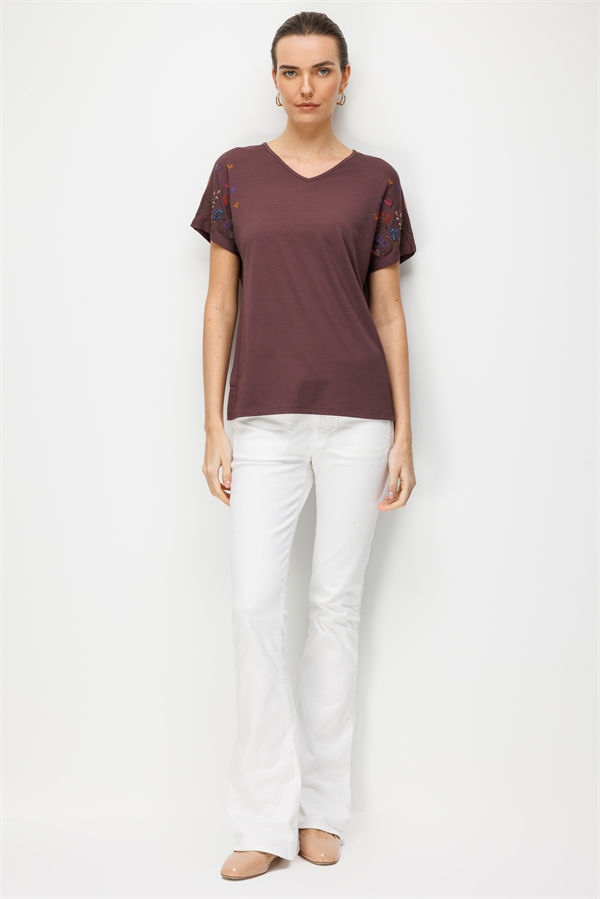 Kadın V Yaka Nakış İşlemeli Düşük Kollu Penye T-shirt Kahve