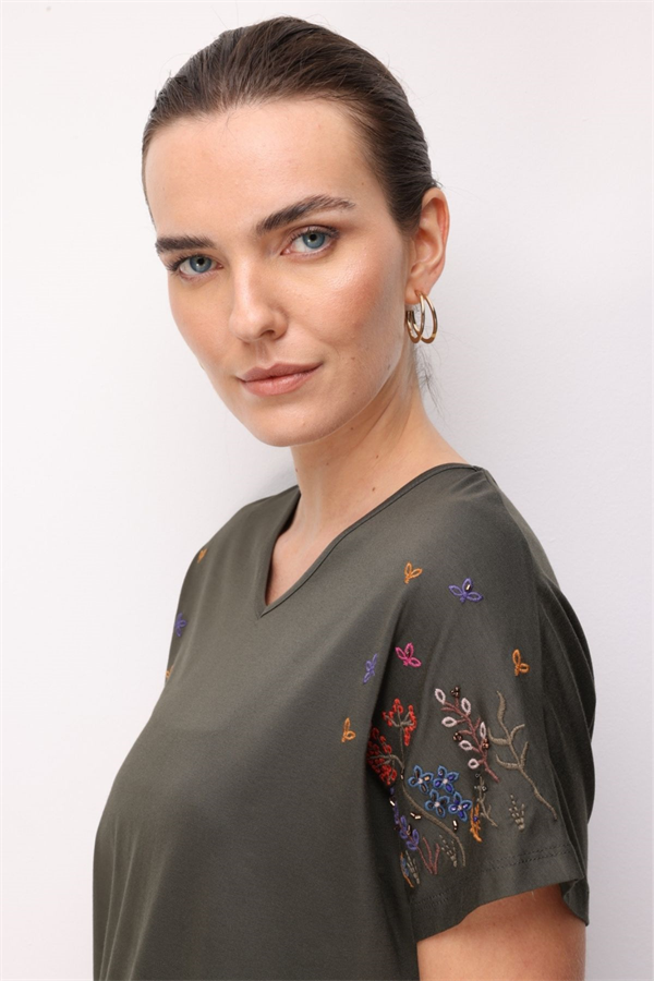 Kadın V Yaka Nakış İşlemeli Düşük Kollu Penye T-shirt Haki
