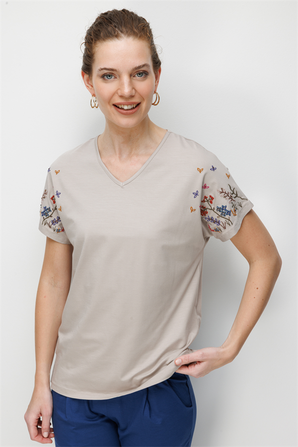 Kadın V Yaka Nakış İşlemeli Düşük Kollu Penye T-shirt Bej