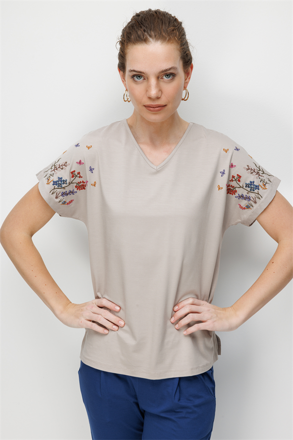 Kadın V Yaka Nakış İşlemeli Düşük Kollu Penye T-shirt Bej