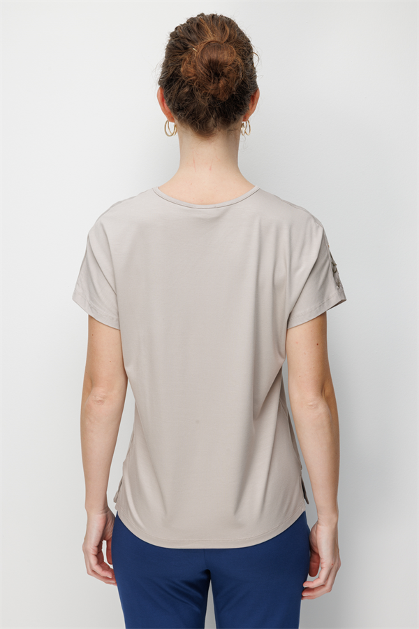 Kadın V Yaka Nakış İşlemeli Düşük Kollu Penye T-shirt Bej