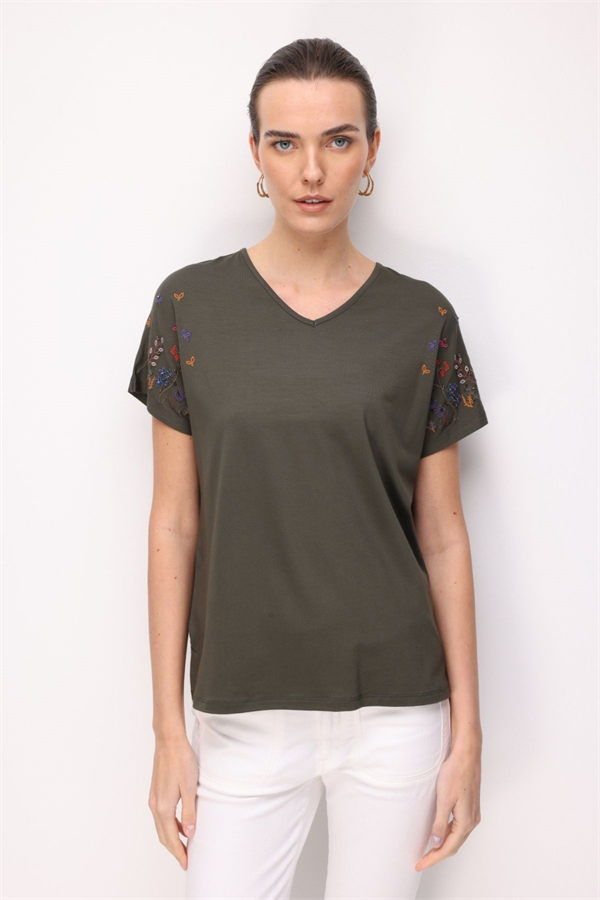 Kadın V Yaka Nakış İşlemeli Düşük Kollu Penye T-shirt Haki