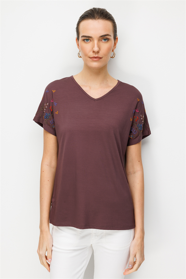 Kadın V Yaka Nakış İşlemeli Düşük Kollu Penye T-shirt Kahve