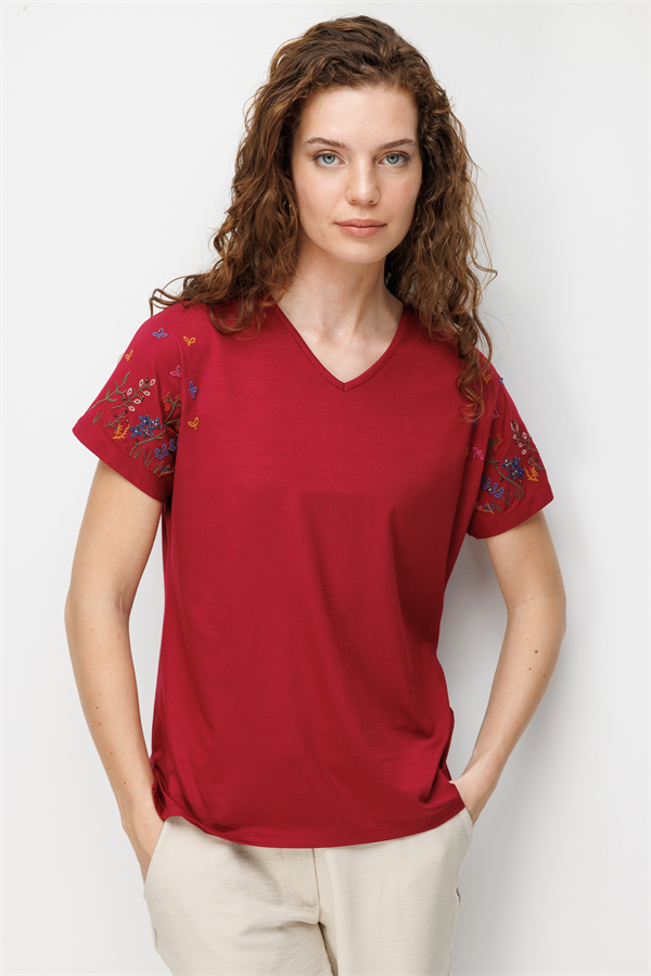 Kadın V Yaka Nakış İşlemeli Düşük Kollu Penye T-shirt Vişne