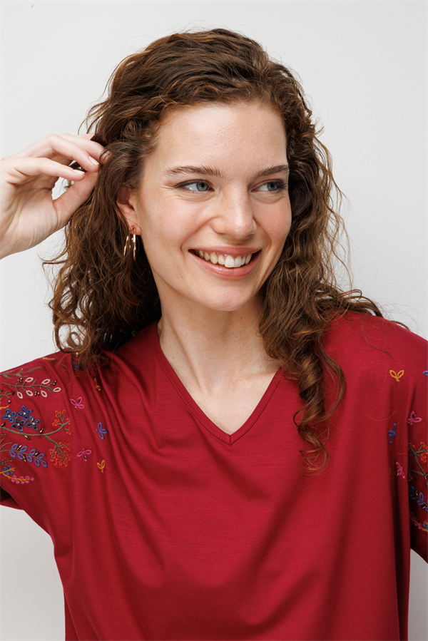 Kadın V Yaka Nakış İşlemeli Düşük Kollu Penye T-shirt Vişne