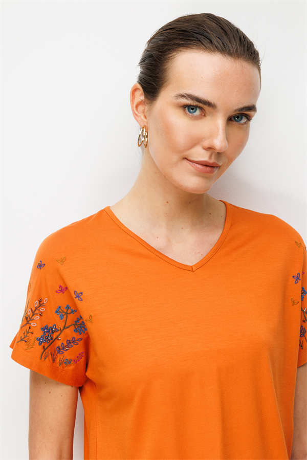 Kadın V Yaka Nakış İşlemeli Düşük Kollu Penye T-shirt Turuncu