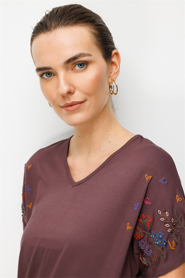 Kadın V Yaka Nakış İşlemeli Düşük Kollu Penye T-shirt Kahve