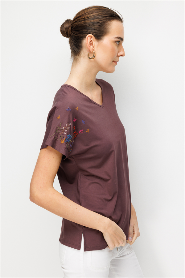 Kadın V Yaka Nakış İşlemeli Düşük Kollu Penye T-shirt Kahve