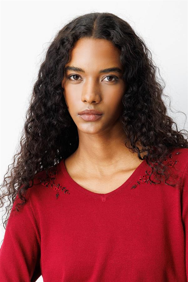 Kadın V Yaka Omuzları Boncuk İşlemeli Bluz Vişne