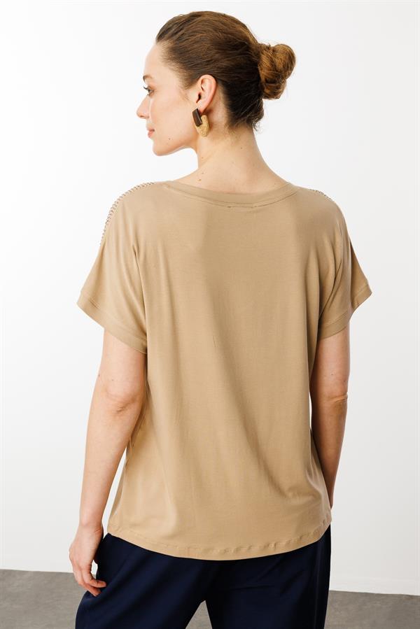 Kadın V Yaka Omuzları Taş Baskılı Penye T-shirt Vizon