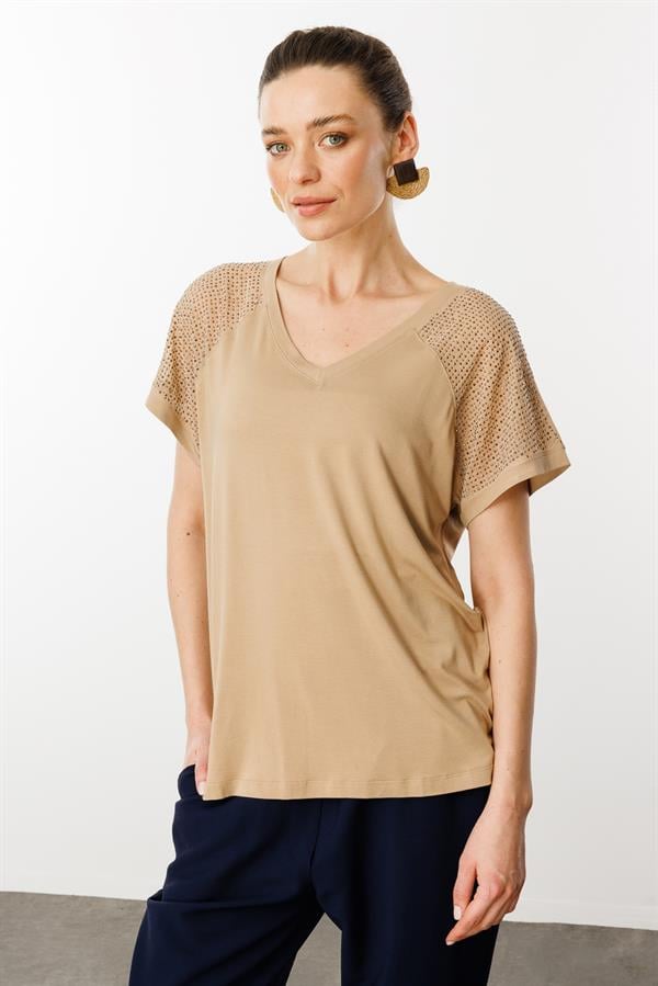 Kadın V Yaka Omuzları Taş Baskılı Penye T-shirt Vizon