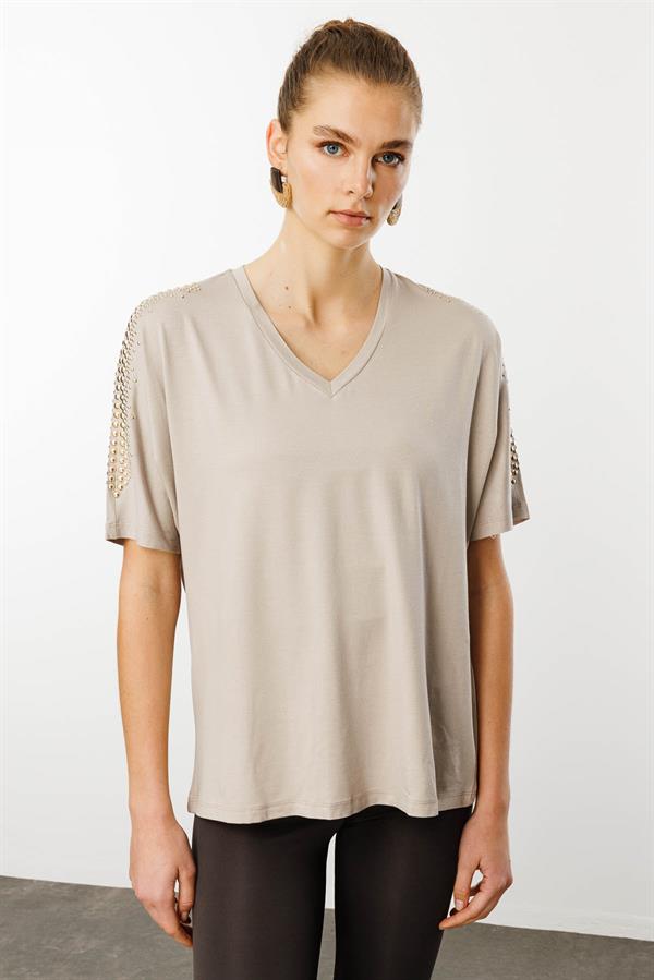 Kadın V Yaka Omuzları Taşlı Penye T-shirt Bej