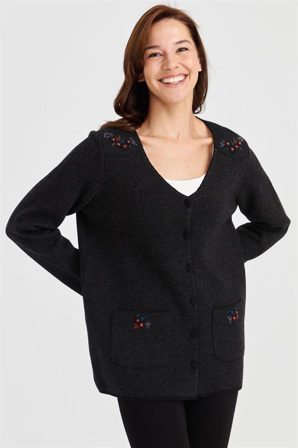 Женская шерстяная куртка с v-образным вырезом и карманами из фетра с вышивкой