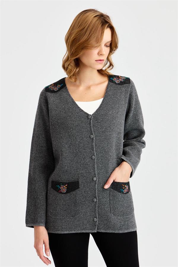 Женская шерстяная куртка с v-образным вырезом и карманами из фетра с вышивкой