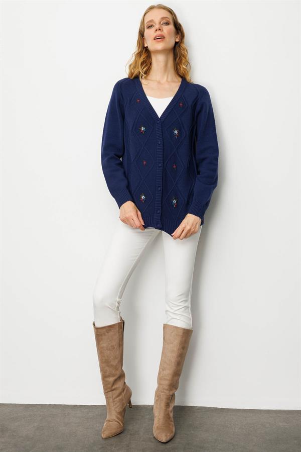 Kadın V Yaka Önü Baklava İşlemeli Ceket Lacivert