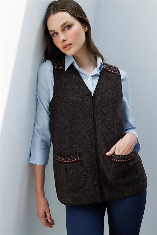 Kadın V Yaka Önü Keçe Fermuarlı Kısa Yün Yelek K.Kahve