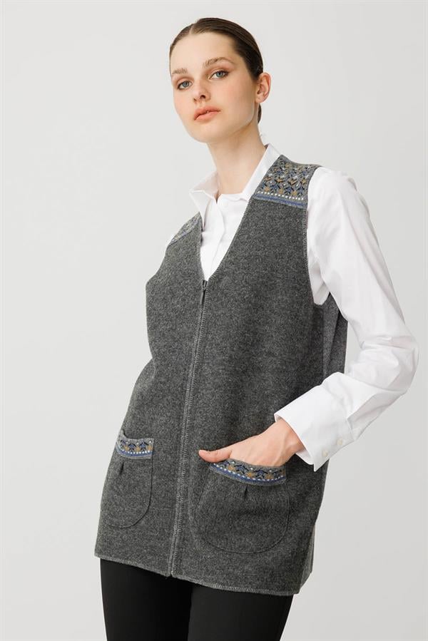 Kadın V Yaka Önü Keçe Fermuarlı Kısa Yün Yelek Füme
