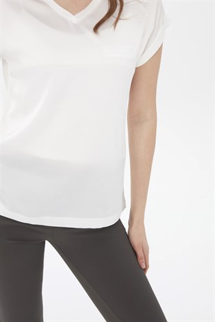 Женская блуза с V-образным вырезом и атласным передом кремового цвета