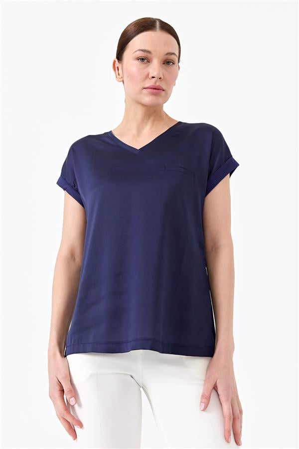 Женская блуза с V образным вырезом и атласным фасадом темно синяя