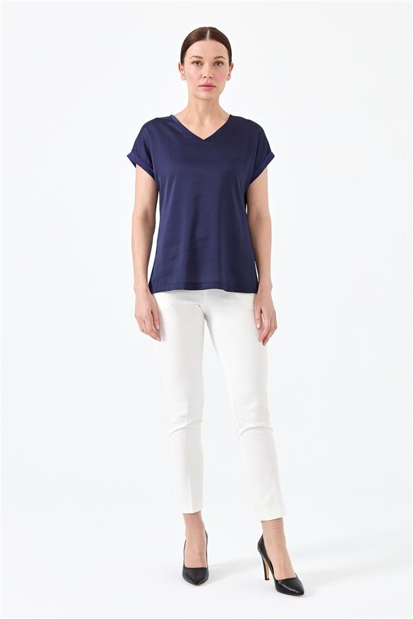 Женская блуза с V образным вырезом и атласным фасадом темно синяя