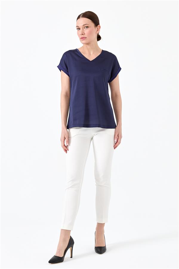 Женская блуза с V образным вырезом и атласным фасадом темно синяя