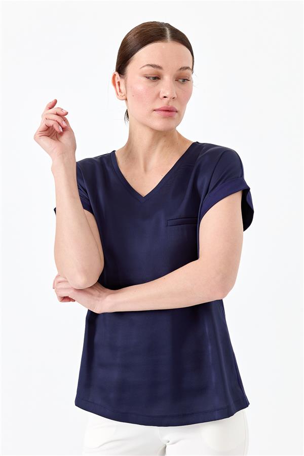 Женская блуза с V образным вырезом и атласным фасадом темно синяя