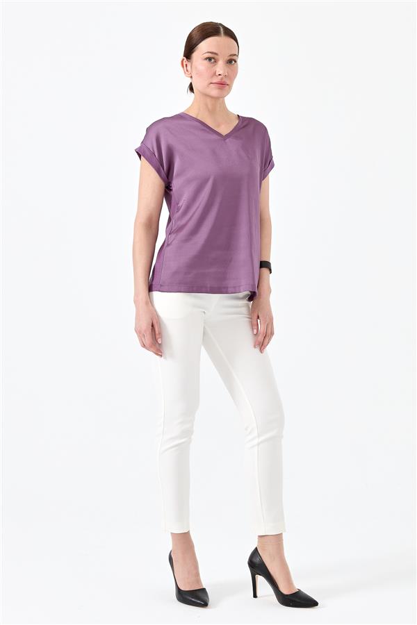 Женская блуза с V образным вырезом и атласным фасадом лавандового цвета