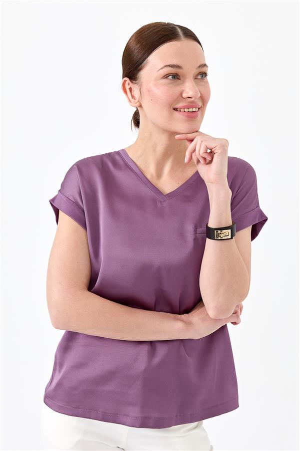 Женская блуза с V образным вырезом и атласным фасадом лавандового цвета