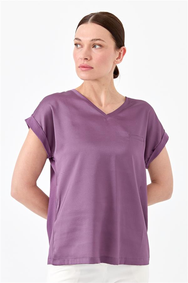 Женская блуза с V образным вырезом и атласным фасадом лавандового цвета