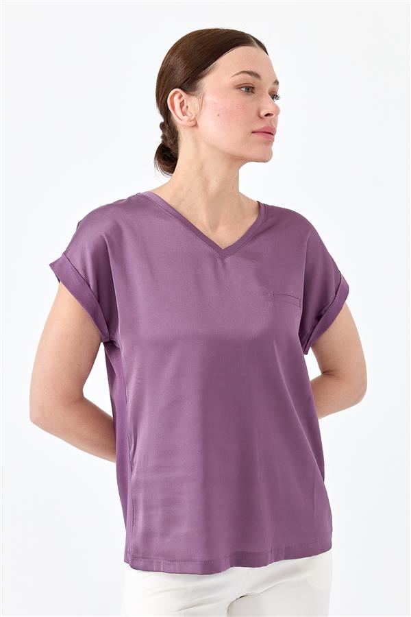 Женская блуза с V образным вырезом и атласным фасадом лавандового цвета