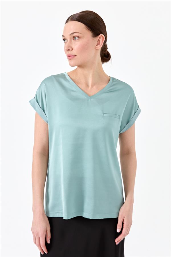 Женская блуза с V образным вырезом и атласным фасадом светло зеленая